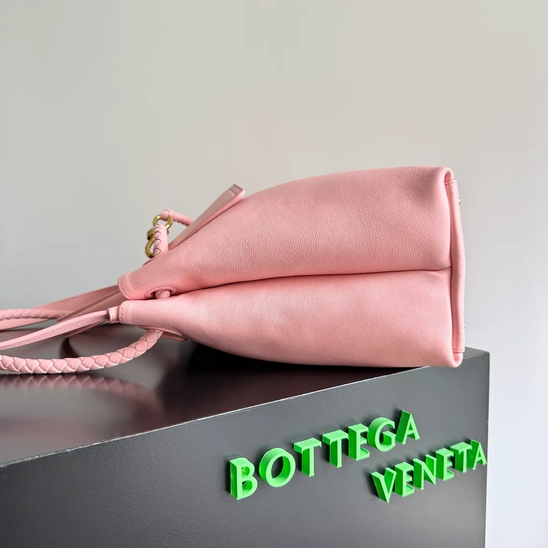 Batch 2360 BottegaVeneta Latest Ciao Ciao Bag Silky cowhide two-way flap handbag with signature twist detail, hidden hook closure, flap can be fastened to the front or attached to the INTRECCIATO woven interior pocket, comes with an adjustable and detachable crossbody strap, interior compartment, and also features a zippered pocket. The surprise flap has various shapes. Style 1 - Cover the bag surface and expose the knot decoration. Style 2 - Place the flap inside the bag. A buckle is also designed. Style 3 - The U-shaped position of the top handle in the hand bag. Style No.: 817231 Size: 34*26*15cm